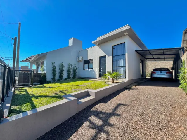 Fachada de uma residência em Lajeado, Brasil, com jardim e garagem.