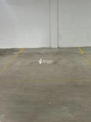 O piso de concreto de uma área interna de imóvel em Lajeado.