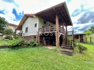 Fachada de uma casa com jardim gramado em Lajeado, Brasil.