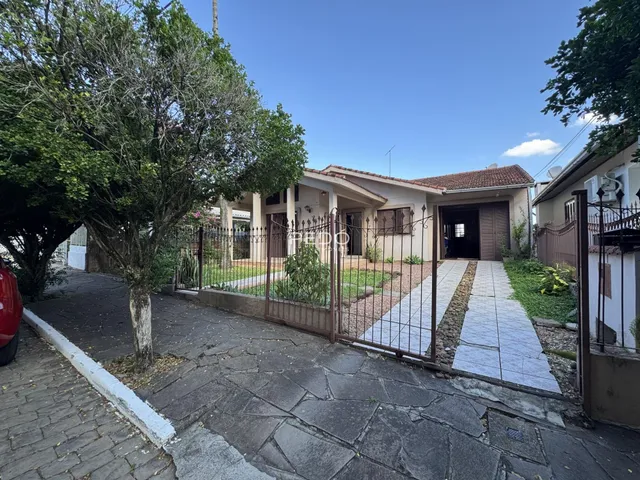 Fachada de uma residência em Lajeado, Brasil, com cerca e portão de ferro.