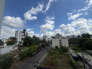 Vista aérea de uma rua e edifícios na região de Lajeado, Brasil.