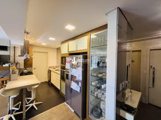 Vista da cozinha e área de jantar de um imóvel em Lajeado.