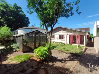 Fachada de uma residência com vegetação ao redor.