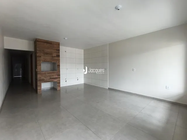 Hall de entrada com piso de cerâmica e parede de madeira.