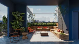 Vista de uma área de estar externa com mobiliário e paisagem.
