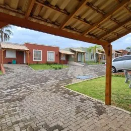 Área externa pavimentada com estrutura de madeira em uma propriedade em Lajeado.
