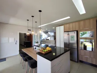 Vista de uma cozinha moderna com ilha e armários em Lajeado.