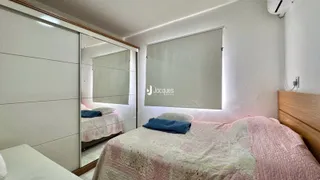 Quarto com cama e armário de parede.