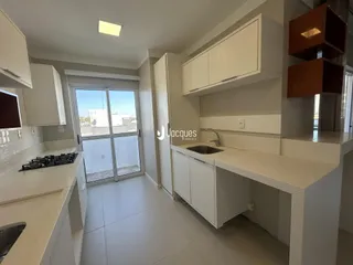 Cozinha moderna com portas de vidro que dão acesso ao exterior.