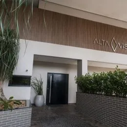 Foto da fachada de um imóvel em Lajeado, Brasil, mostrando a entrada e a parede texturizada.