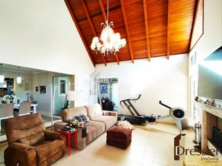 Sala de estar com teto de madeira e lareira.