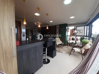 Ambiente interno de uma sala de estar com balcão e área externa.