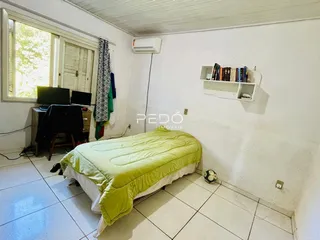 Quarto com cama e janela em um imóvel no Brasil.