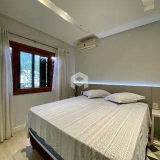 Quarto com cama e janela em um apartamento.