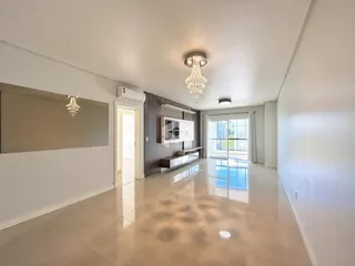 Ambiente interno de uma sala de estar com piso de cerâmica clara.