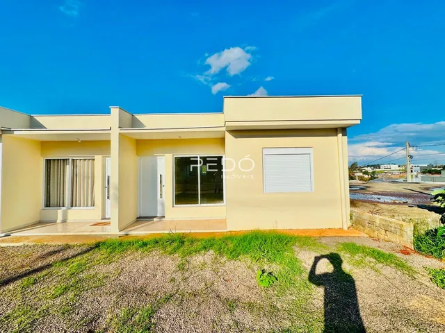 Fachada de uma residência em Lajeado, Brasil, sob céu azul.
