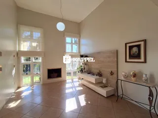 Sala de estar com piso de cerâmica e lareira em ambiente claro.
