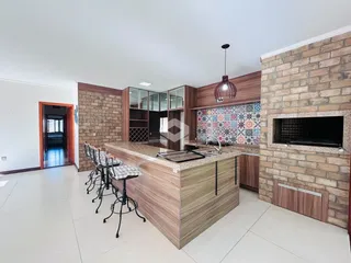 Vista da cozinha e sala de estar de um imóvel em Lajeado, Brasil.