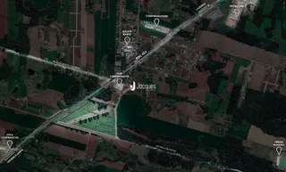 Vista aérea de terras agrícolas e um curso d'água na região de Lajeado.