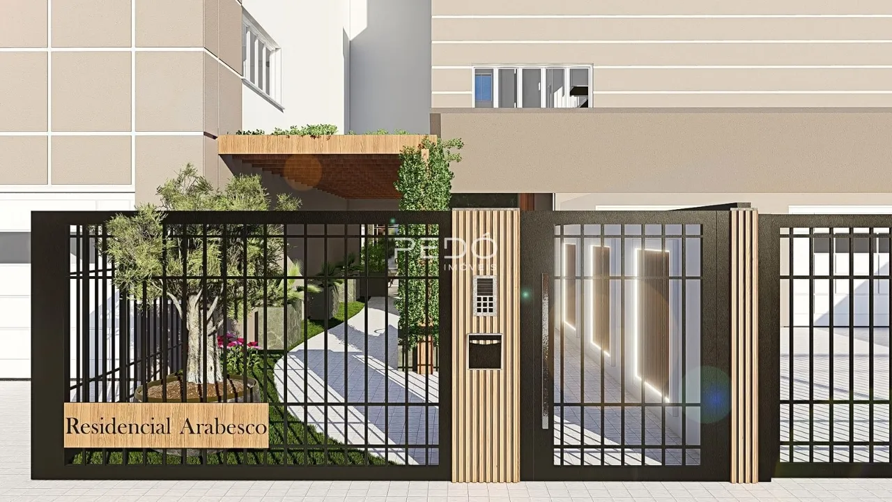 Fachada de uma residência em Lajeado, Brasil, com portão de ferro e madeira.