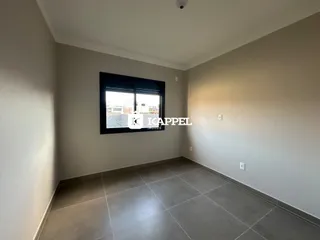 Sala de estar com grande janela oferecendo vista urbana.