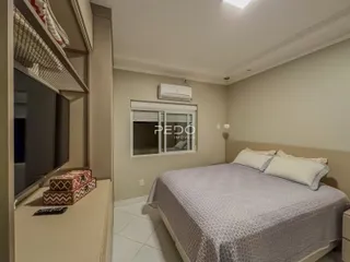 Quarto interno com cama e janela em um imóvel no Brasil.