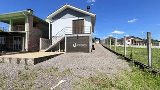 Fachada de uma residência em Lajeado, Brasil, com garagem e área externa.