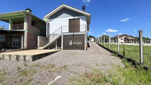 Fachada de uma residência em Lajeado, Brasil, com garagem e área externa.