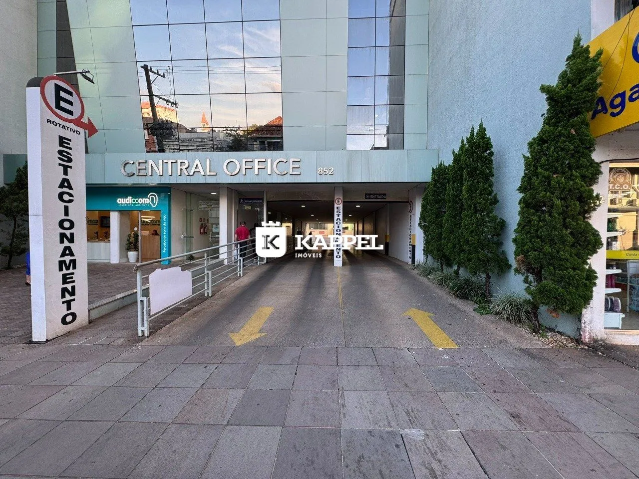 Fachada de um prédio comercial com acesso a estacionamento.
