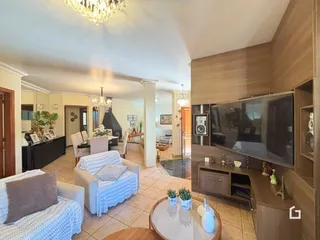 Sala de estar com lareira e decoração moderna em Lajeado.