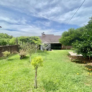 Vista externa de um jardim com gramado e árvores em Lajeado, Brasil.