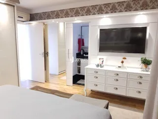 Quarto com cama e porta de entrada em ambiente residencial.