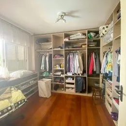 Interior com armários e piso de madeira em um cômodo.