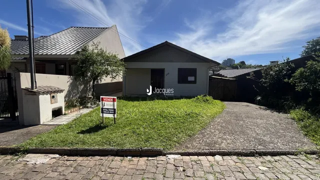 A fachada de uma casa em Lajeado, Brasil, com jardim e entrada pavimentada.