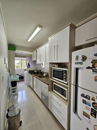 Vista interna de uma cozinha e corredor em um imóvel no Brasil.