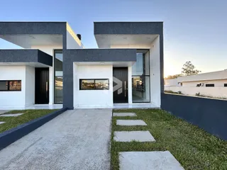 Fachada moderna de uma residência em Lajeado, Brasil, com entrada e jardim.