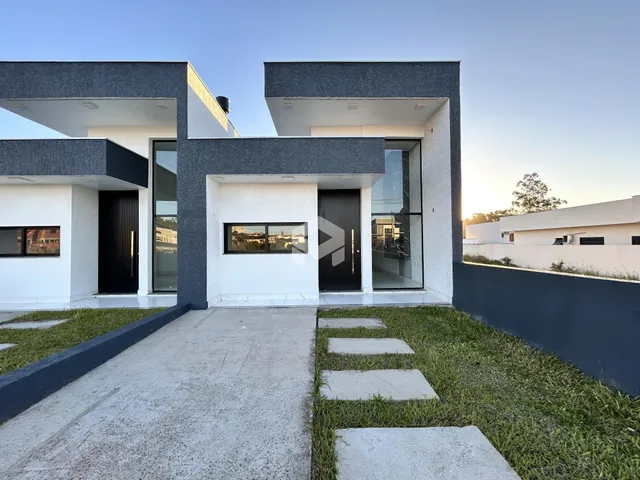 Fachada moderna de uma residência em Lajeado, Brasil, com entrada e jardim.