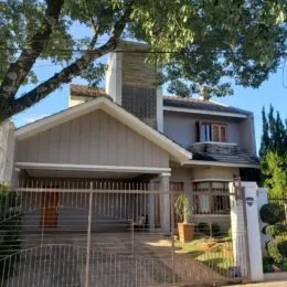 Fachada de uma casa residencial em Lajeado, Brasil, com portão de metal.