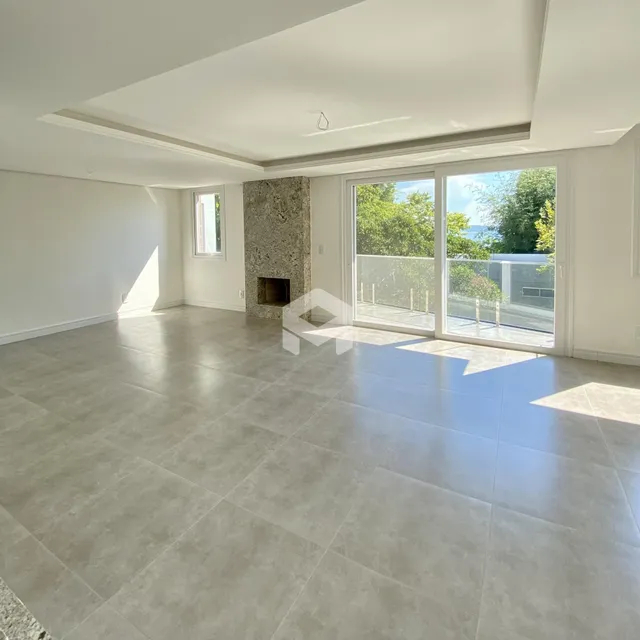 Sala de estar com piso de grande formato e vista para o exterior.