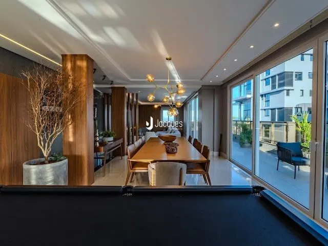 Sala de jantar com painéis de madeira e vista para o exterior.