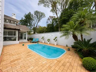 Foto da piscina e área externa de uma residência em Lajeado, Brasil.