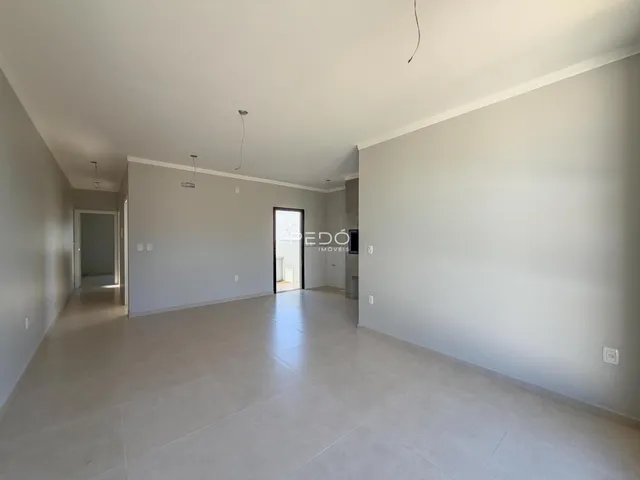 Vista interna de um corredor em uma residência.
