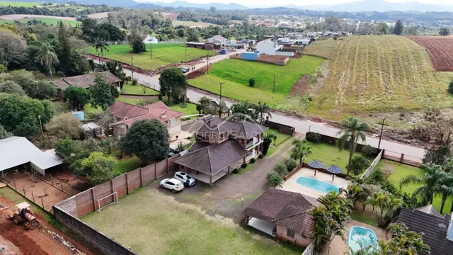 Vista aérea de uma residência com área externa e jardim em Lajeado, Brasil.