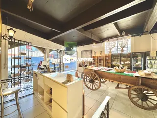 Interior de um espaço comercial com balcão de atendimento e exposição de produtos.