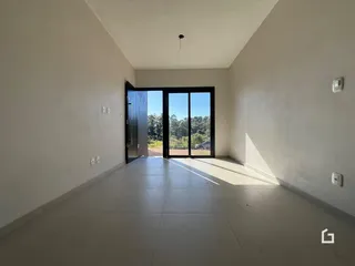 Hall de entrada com porta de vidro abrindo para o exterior.
