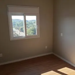 Vista externa através de uma janela grande em um ambiente interno.