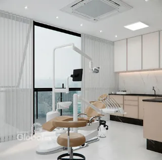 Ambiente interno moderno com grande janela e decoração clara.