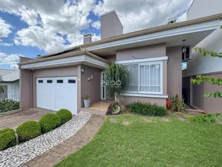 Fachada de uma casa residencial em Lajeado, Brasil, com garagem e jardim.
