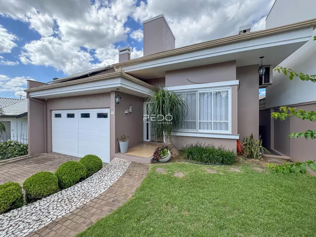Fachada de uma casa residencial em Lajeado, Brasil, com garagem e jardim.