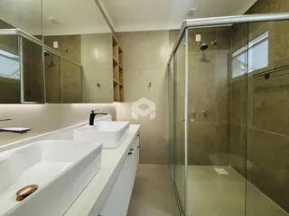 Banheiro com banheira e box de vidro em um imóvel no Brasil.